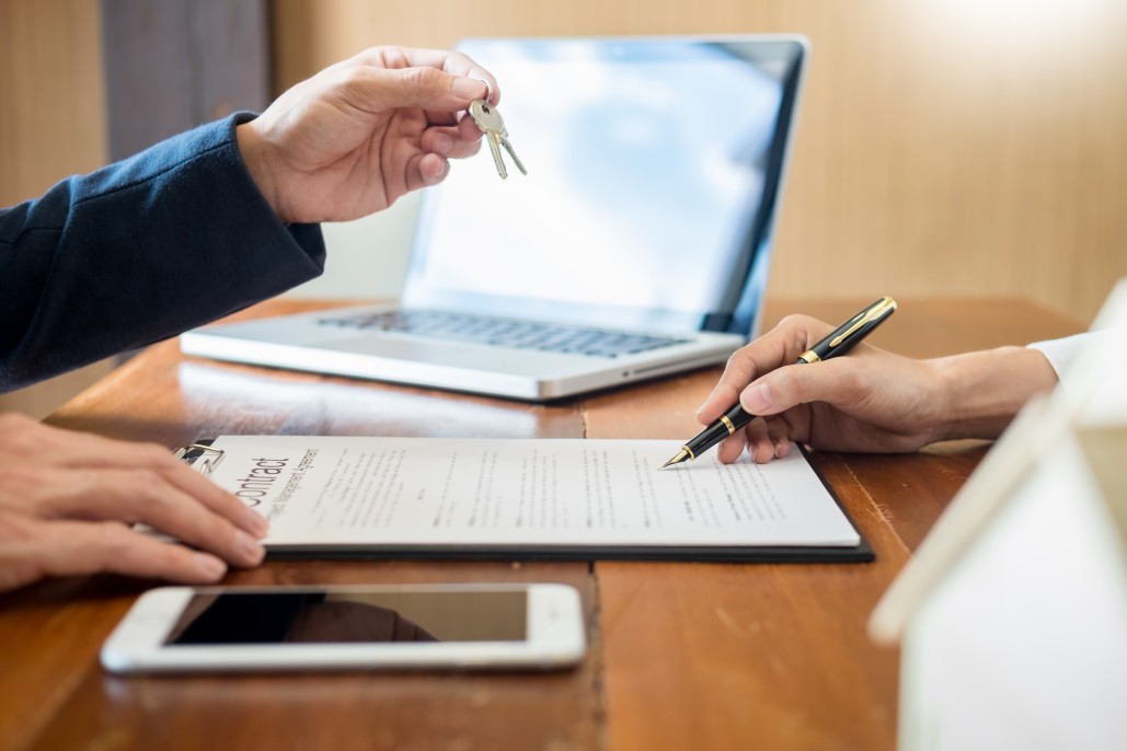 renegociação de contratos de locação - pessoa assinando contrato em uma mesa