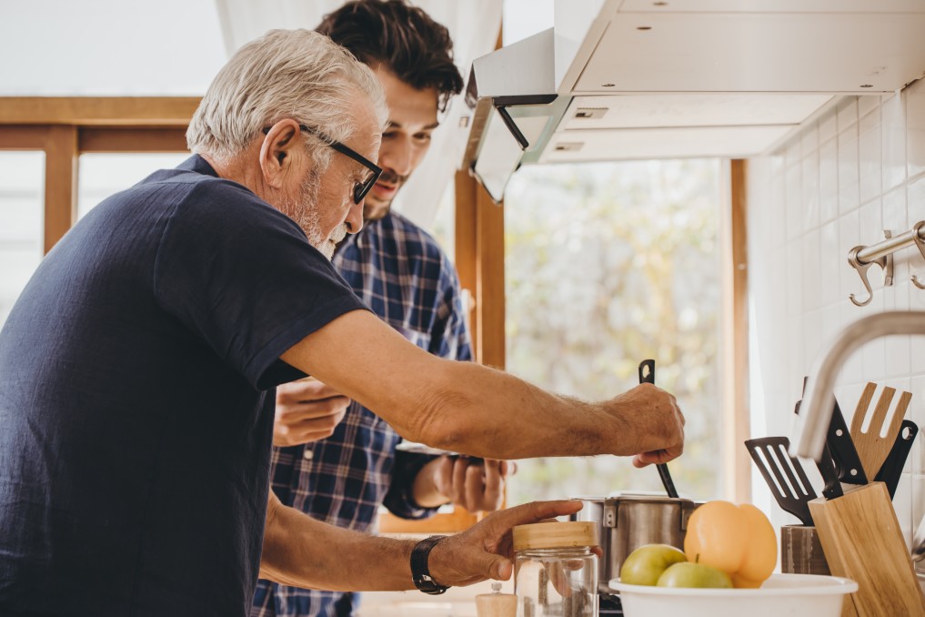 planejamento sucessório - pai e filho cozinhando juntos