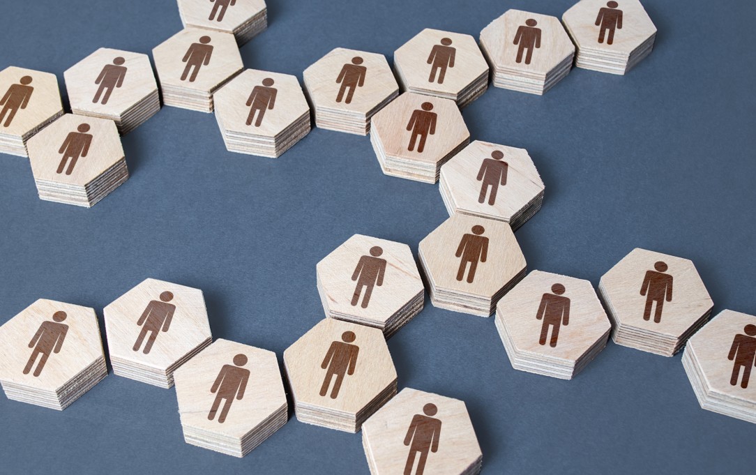 tipos societários - peças hexagonais de madeira com figuras humanas desenhadas
